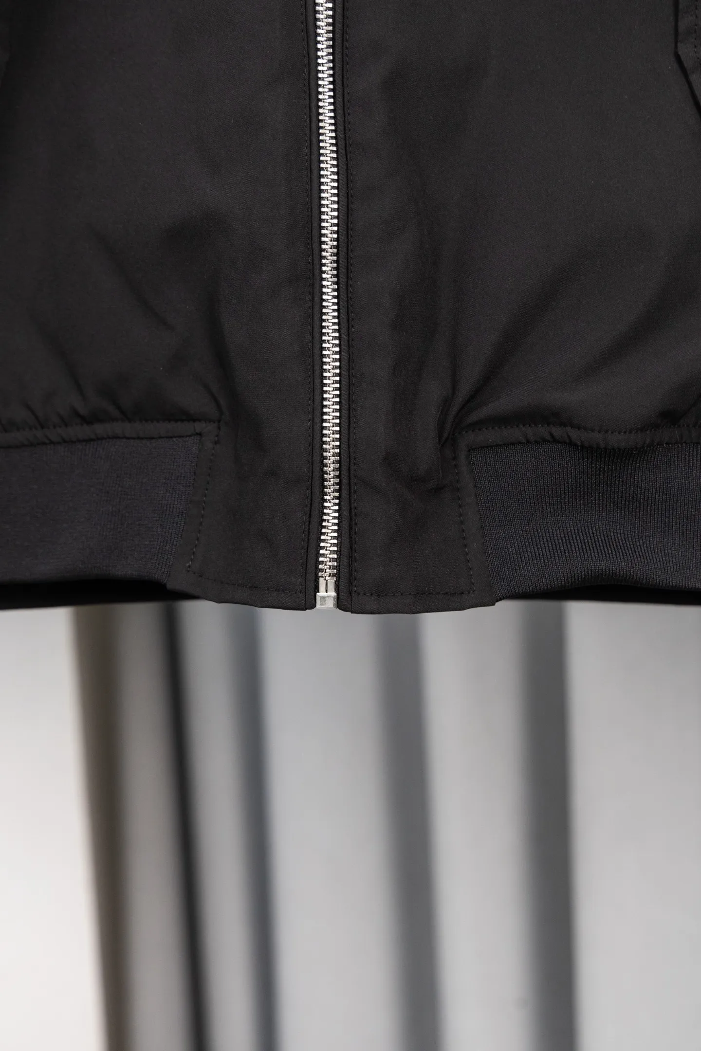 P370 Model number: M038 Rah Lauren Harrington classic unisex old cadre zipper jacket cotton-padded jacket Yi Mengling's same style. Recommended by many fashion bloggers. The Harrington jacket's lapel zipper windproof design perfectly blends casual style with street trend elements, making it very suitable for neutral wear. The fabric texture of the jacket is excellent and comfortable to wear. It is a very versatile and trendy jacket. Original development, 100% pure cotton fabric, exquisite embroidery, evergreen style for all seasons, feel free to buy it, retro will never go out of style!  Color: Khaki Black Navy Size: S-XL